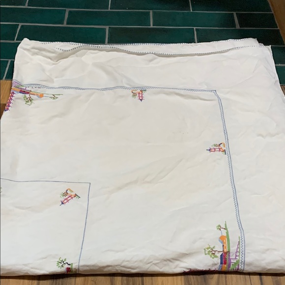 Vintage linen w Asian temples cross stitching throughout in good condition 50”sq - Picture 2 of 6